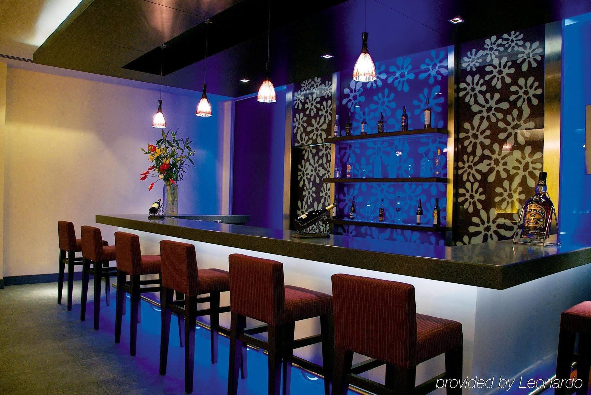 Vivanta Bengaluru Residency Road Ресторан фото